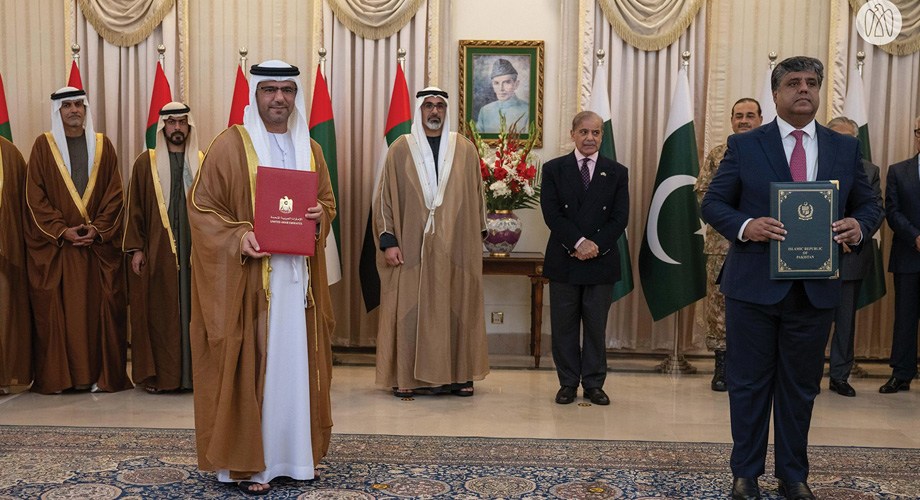مجموعة موانئ أبوظبي ومجلس الاستثمار الباكستاني يوقعان مذكرة تفاهم لاستكشاف تطوير منطقة صناعية بالقرب من ميناء كراتشي وميناء قاسم