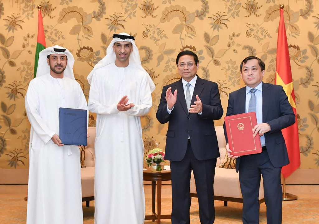 مجموعة موانئ أبوظبي والإدارة البحرية الفيتنامية توقعان مذكرة تفاهم لتعزيز التعاون في مجال الموانئ والملاحة البحرية