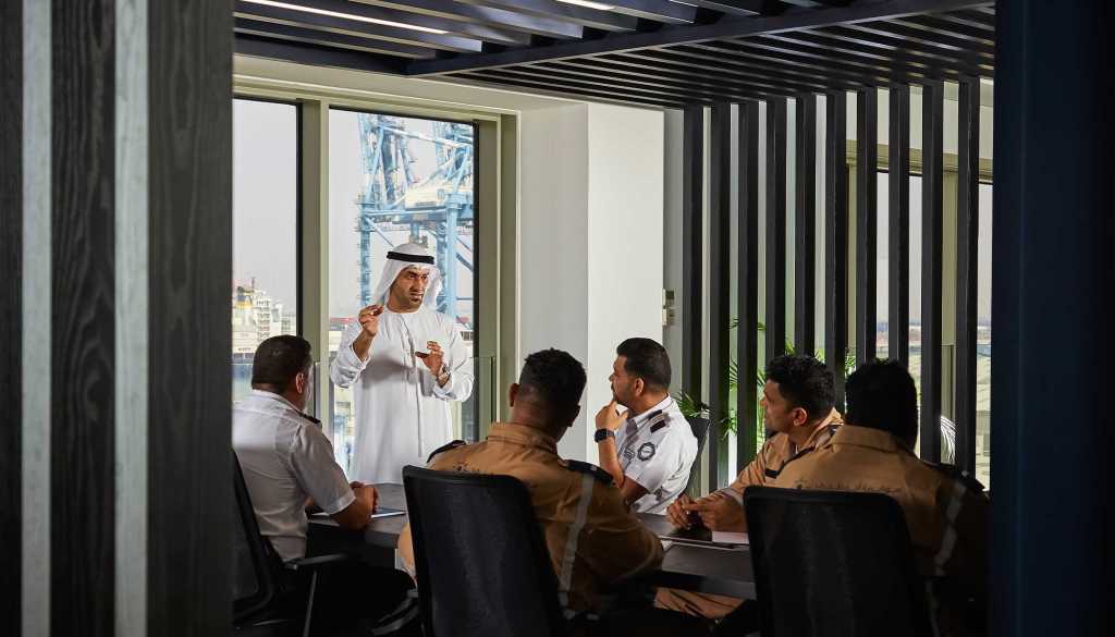 مجموعة موانئ أبوظبي تصدر تقريراً عن استراتيجيات الموانئ في ظل التحديات الجيوسياسية