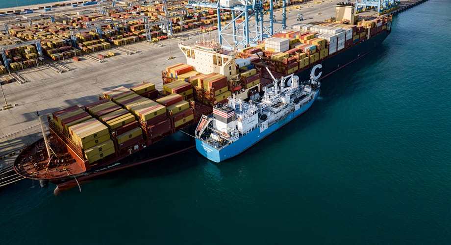 مجموعة موانئ أبوظبي تنجز أول عملية تزويد للسفن بالغاز الطبيعي المسال في ميناء خليفة